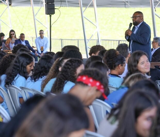 Sejus-durante-evento-com-jovens-da-periferia-620x533
