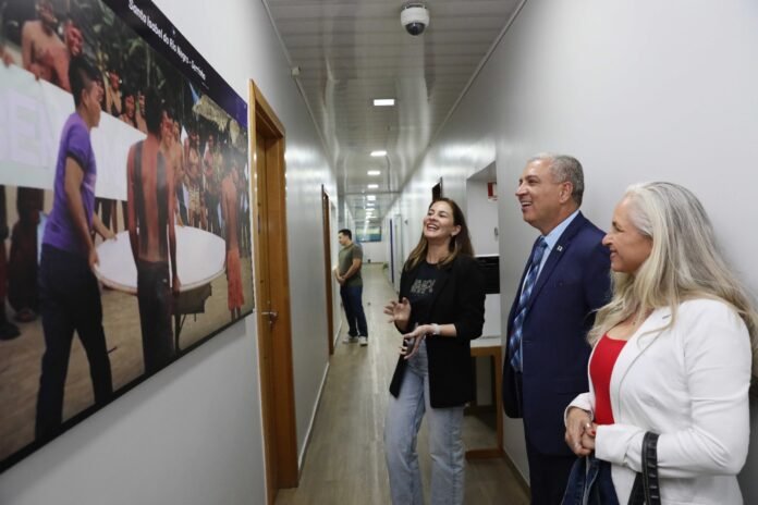 SECRETÁRIO DURANTE VISITA