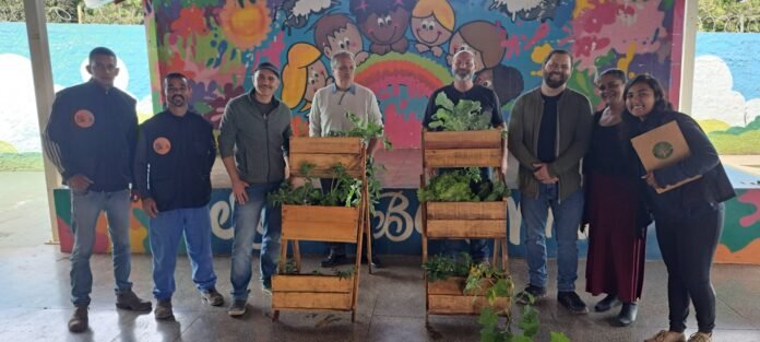 Foto 5 Mat entrega de hortas verticais para as escolas (1)