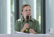 “Não temos o direito de deixar a extrema-direita voltar”, diz Gleisi