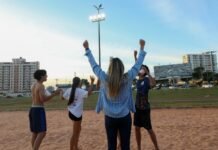 Quadra de areia em Samambaia é iluminada