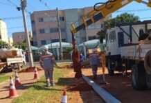 Campo sintético do Riacho Fundo começa a receber iluminação para uso noturno