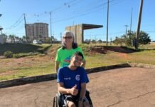 Mãe e filho enfrentam desafios de falta de acessibilidade em parada de ônibus em Samambaia