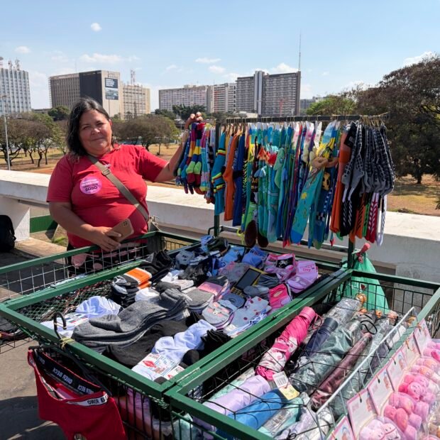 Claudiane-e-ambulante-de-rua-ha-mais-de-15-anos-e-vende-pecas-de-roupa-ao-lado-da-Rodoviaria-do-Plano-Piloto_Foto-por-Thamires-Pinheiro-620x620