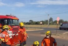 Motociclista fica ferido após bater contra poste no Paranoá