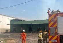 Bombeiros mantêm monitoramento de galpão incendiado em Ceilândia